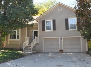 305 NW 26th St, Blue Springs, MO 64015