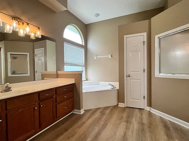 1252 Woodchurch Ln — Photo 22