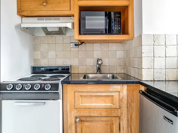 320 East 42nd Street image 8 of 11