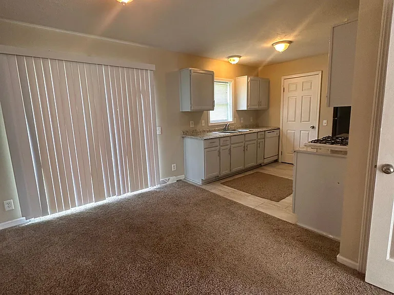 323 E Muir Ave — Photo 5
