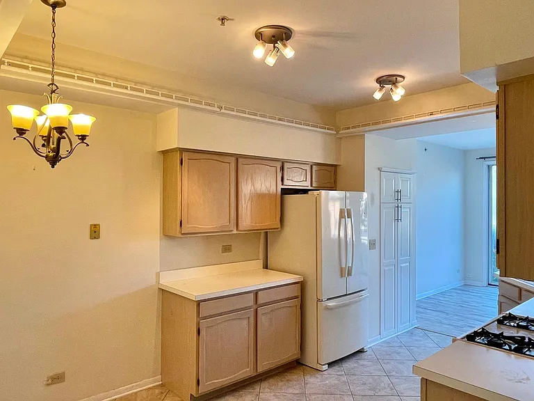 823 Addison Ave — Photo 2