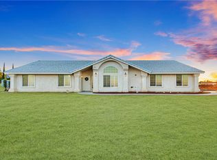 8667 Roosevelt Ln, Phelan, CA 92371