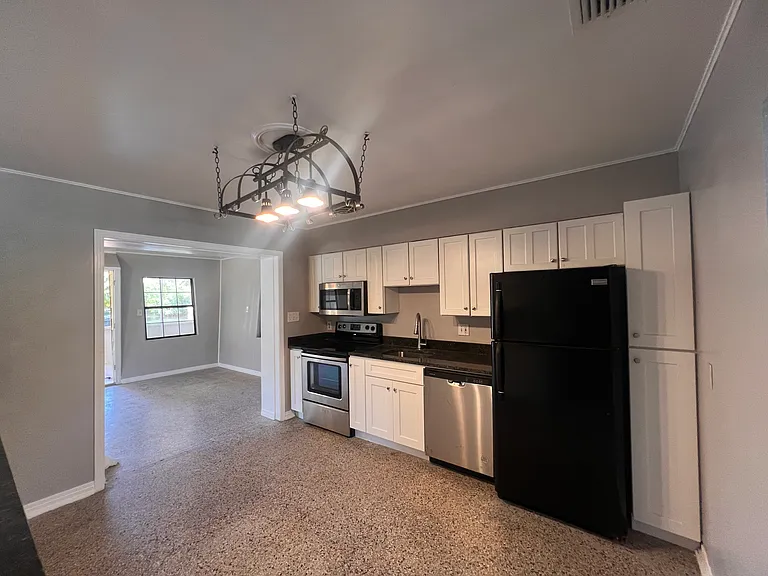 2111 S West Shore Blvd — Photo 11
