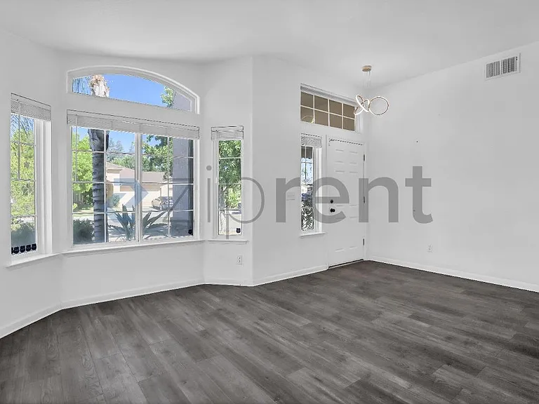 2437 N Tracy Ave — Photo 7