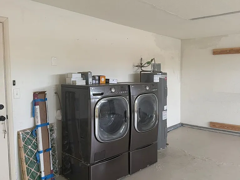 2195 Bombay Dr — Photo 14
