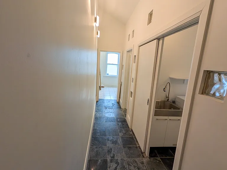 561 Parliament St — Photo 11