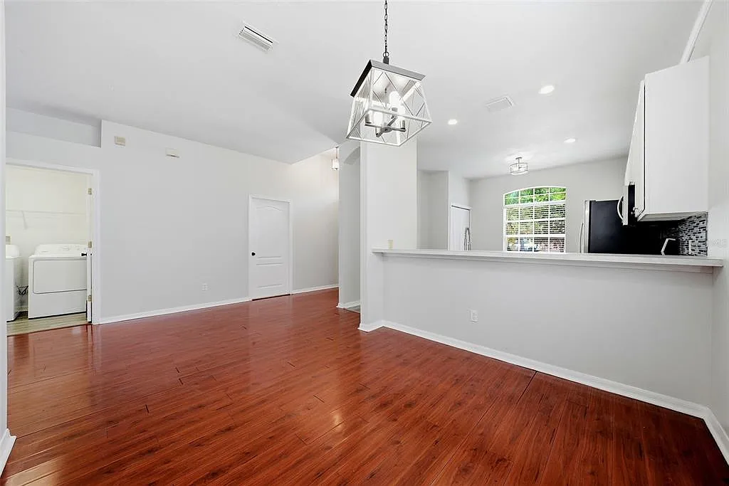 3 bed, 2.0 bath, 1626 sqft, $2,050 — Photo 4