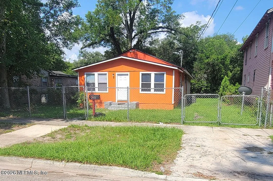 4 bed, 1.5 bath, 1290 sqft, $1,500 — Photo 1