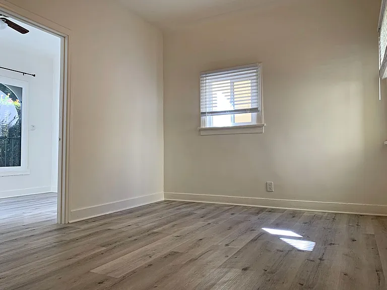 1623 N Mariposa — Photo 55