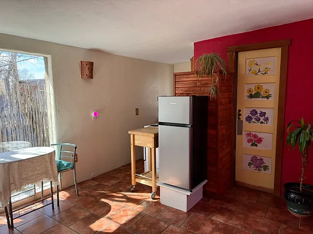 104 Avenida De Velasquez — Photo 2