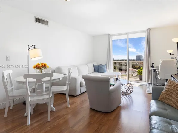 900 SW 8th St APT 1009, Miami, FL 33130