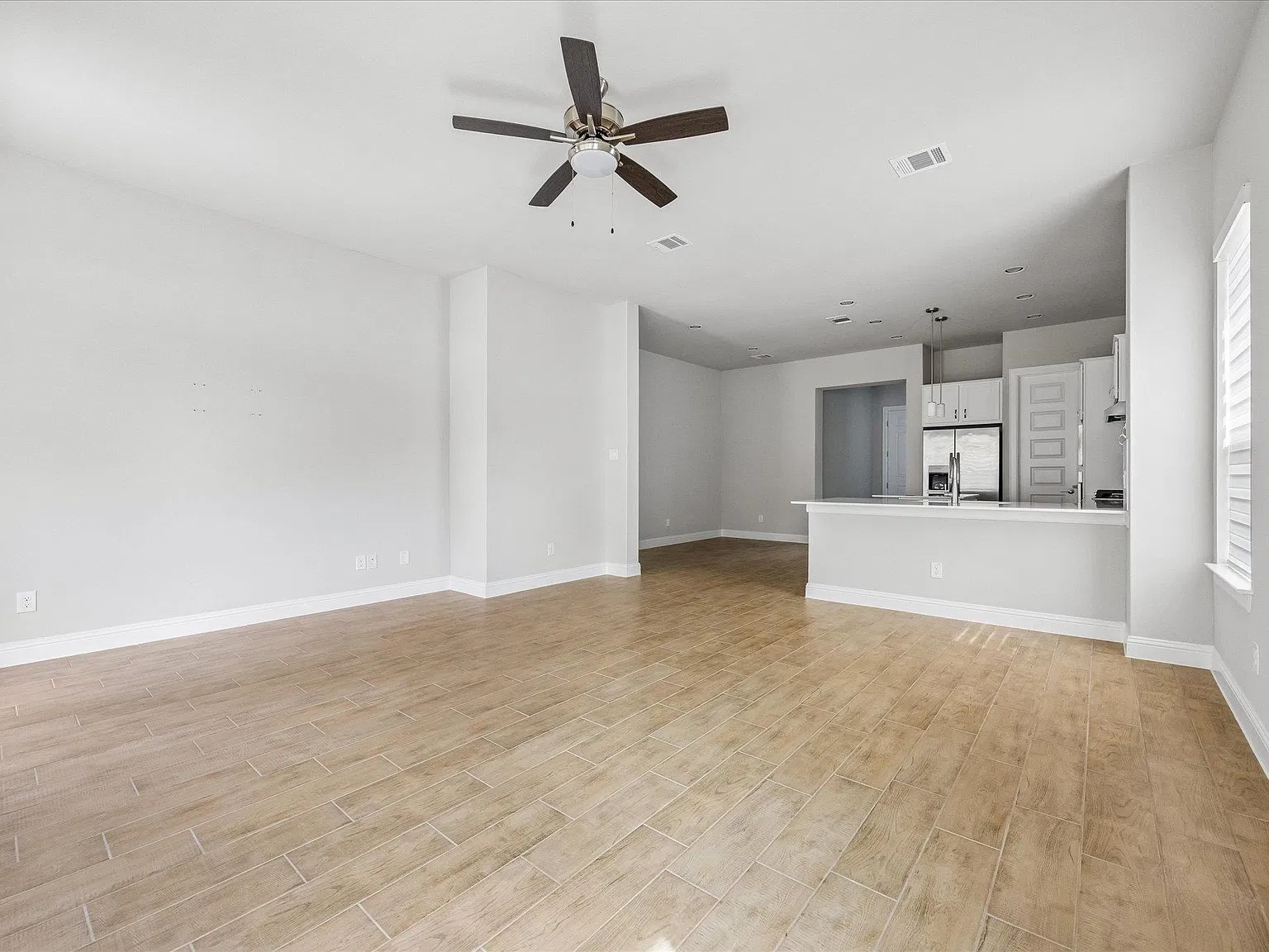 4 bed, 2.5 bath, 2381 sqft, $3,100 — Photo 4