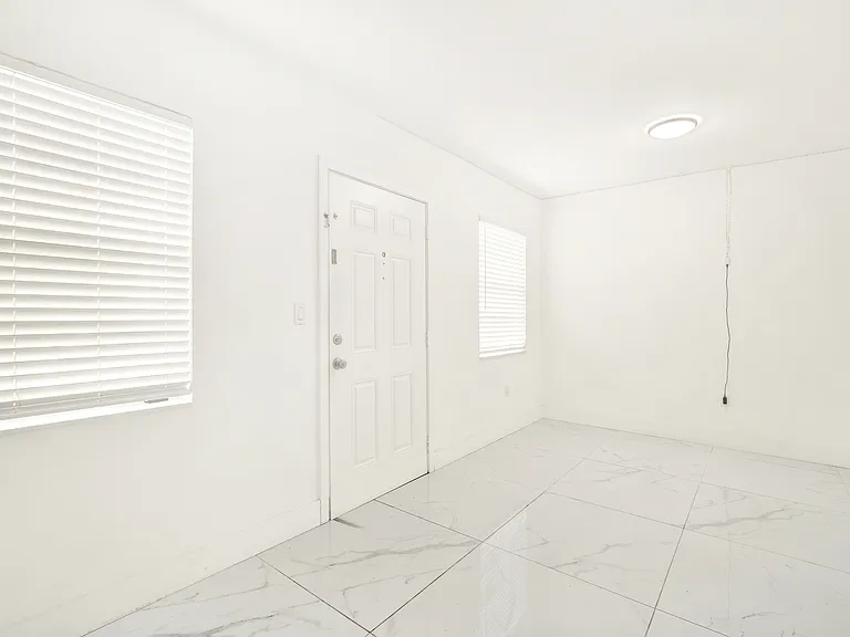 4 Sidonia Ave — Photo 2
