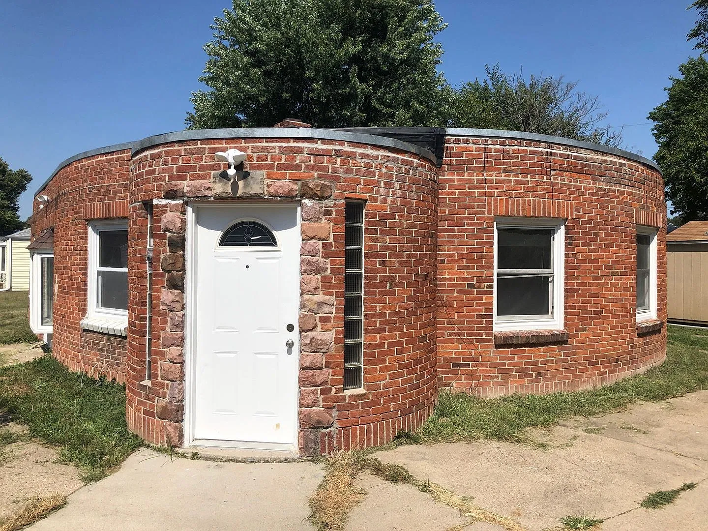3BR Brick House — Photo 1