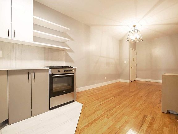 3rd image of 54 E 130th St