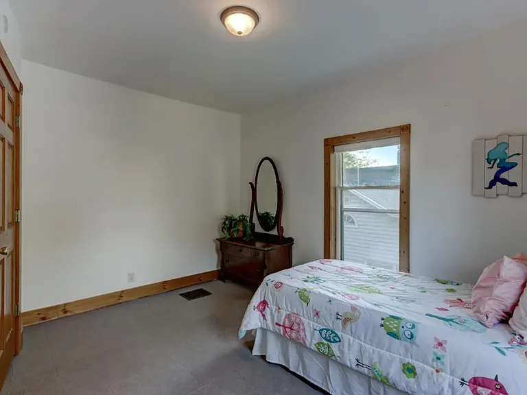 511 W Wisconsin St — Photo 32