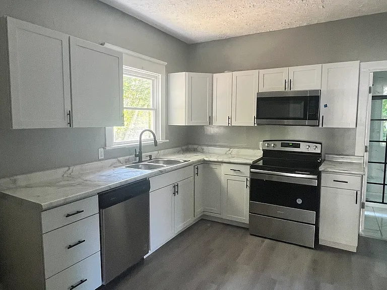 2204 Superior Ave — Photo 2