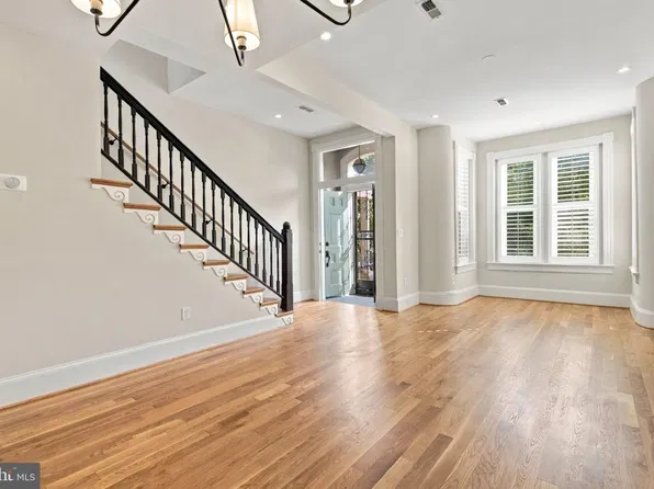 704 G St NE, Washington, DC 20002