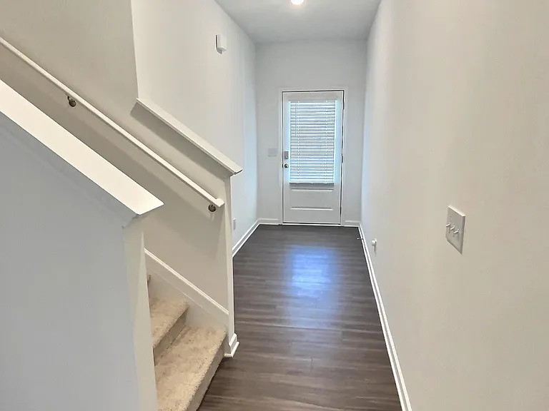 1118 Lossie Ln — Photo 3