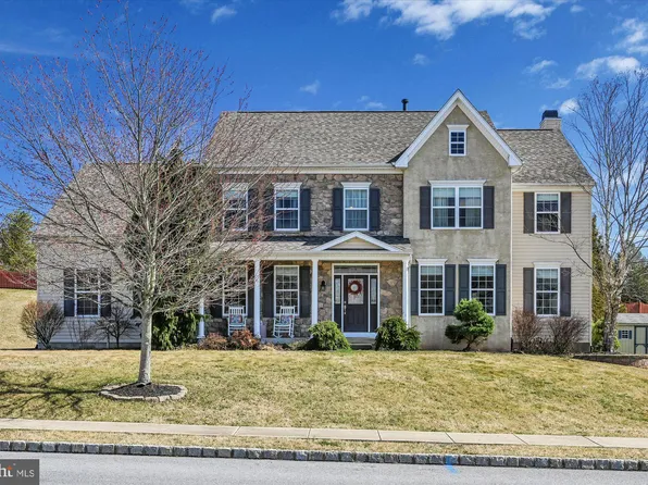 224 Green Meadow Dr, Douglassville, PA 19518