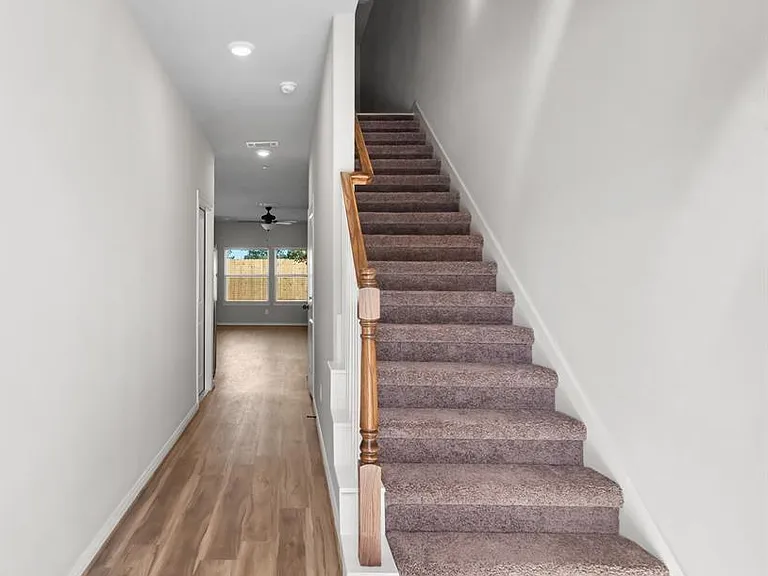 800 N Thompson St — Photo 2