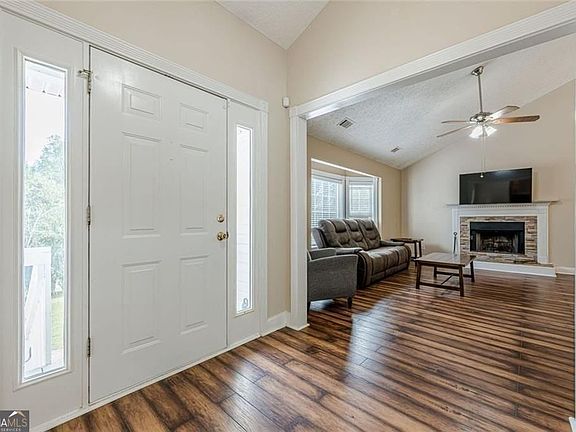 4th image of 391 Pinewood Pl