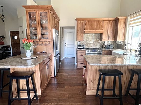 Kichen with counter-height breakfast bars