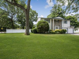 2 Shamrock Ln, Centereach, NY 11720