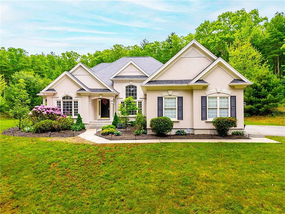 1st image of 4 Hart Pond Dr