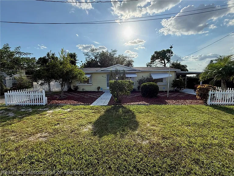 647 Holmes Ave — Photo 1