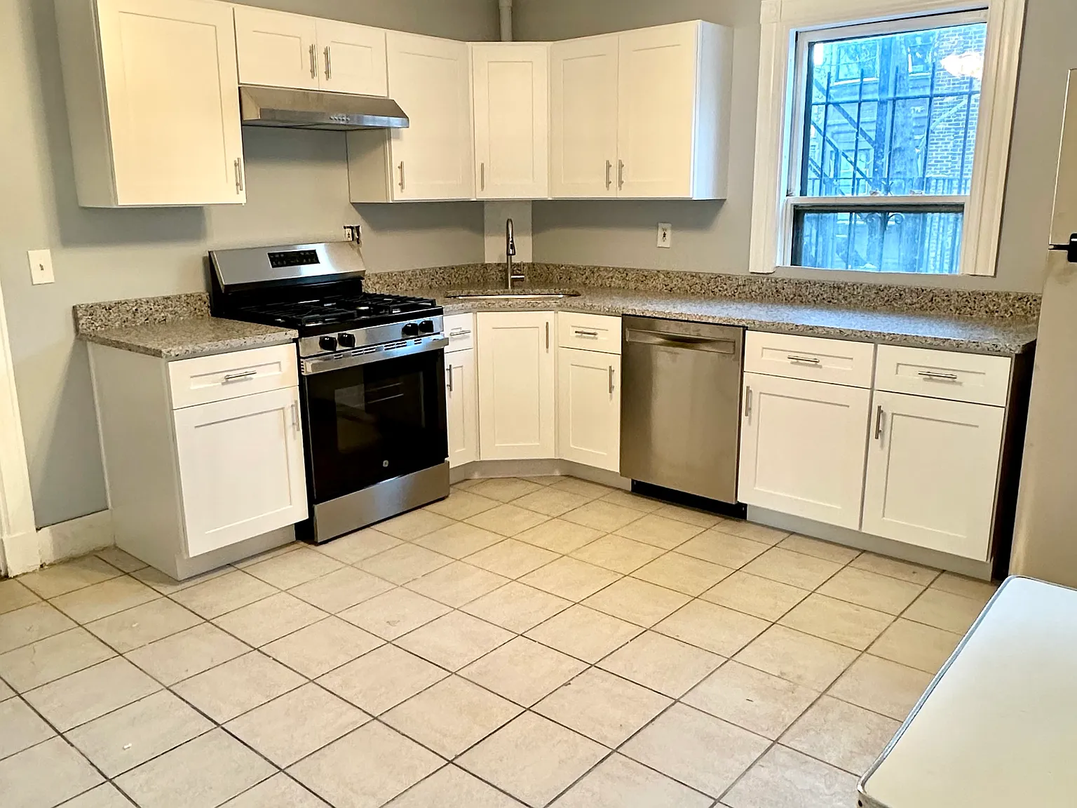 3 bed, 9999 sqft, $2,600 — Photo 1