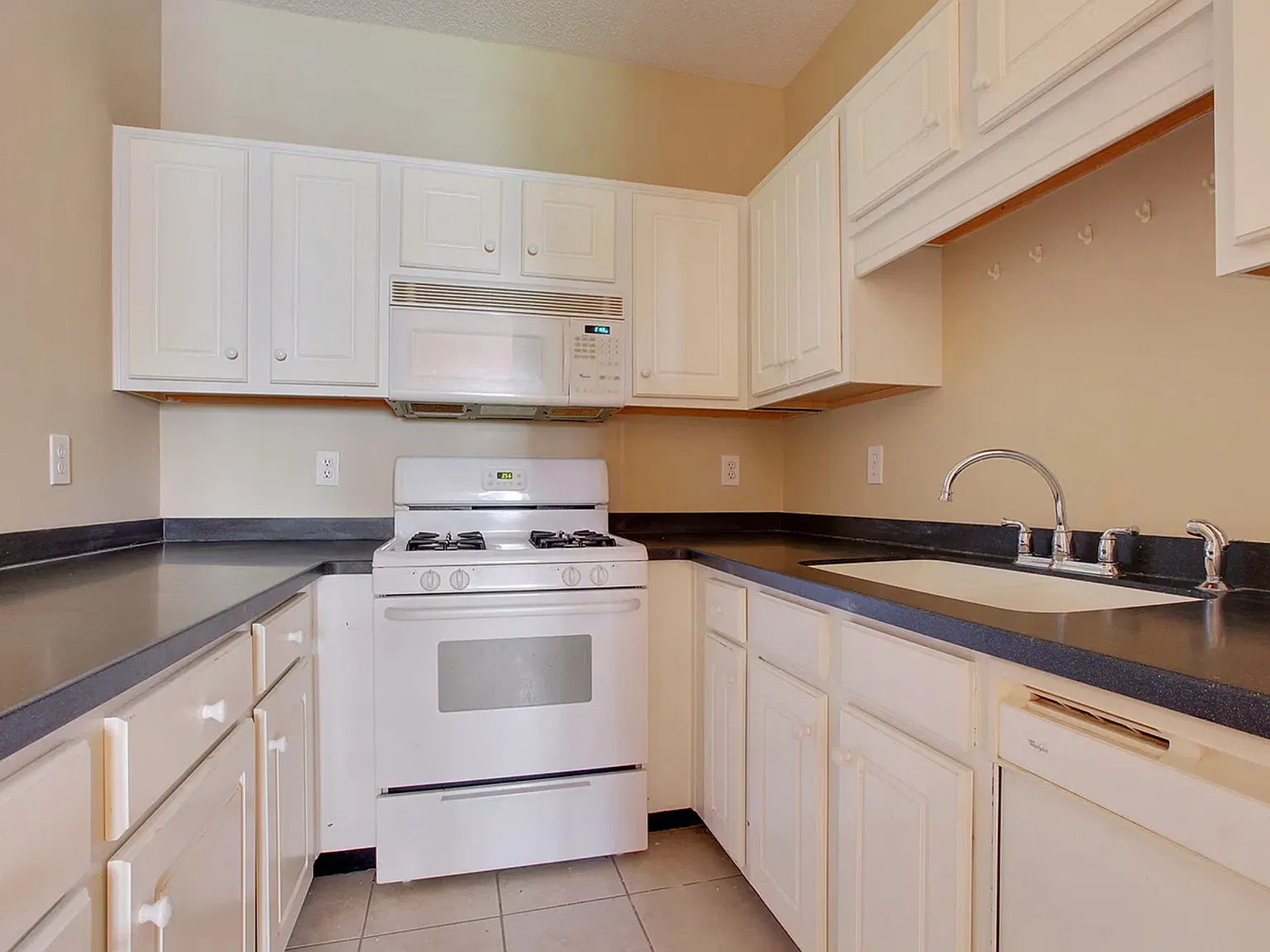 2 bed, 1100 sqft, $1,850 — Photo 3