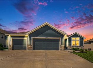 7190 NW Clore Dr, Parkville, MO 64152