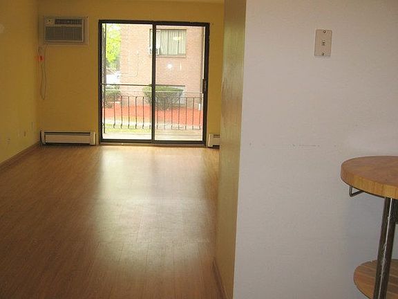 5th image of 8 Lancelot Ct APT 12