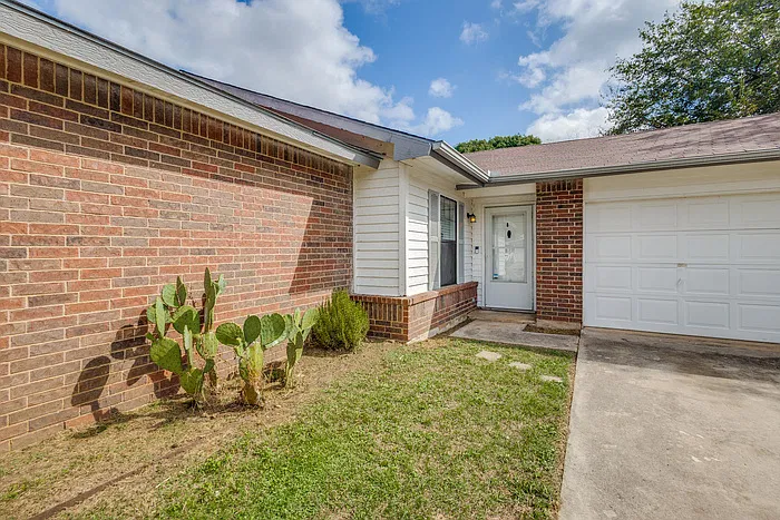 3 bed, 2.0 bath, 1212 sqft, $2,000 — Photo 3