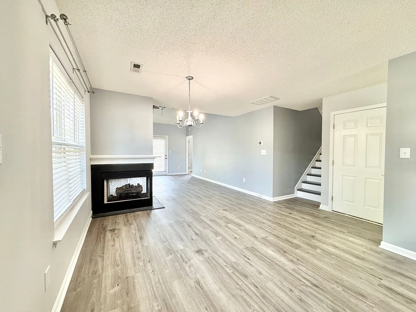 Updated 2 Bedroom with Loft & Neighborhood Pool! — Photo 3