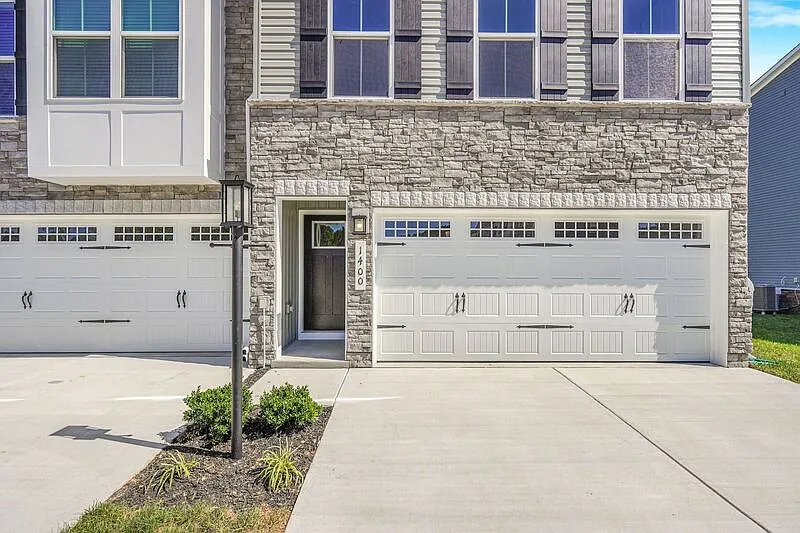 3 bed, 4.0 bath, 2247 sqft, $3,700 — Photo 2