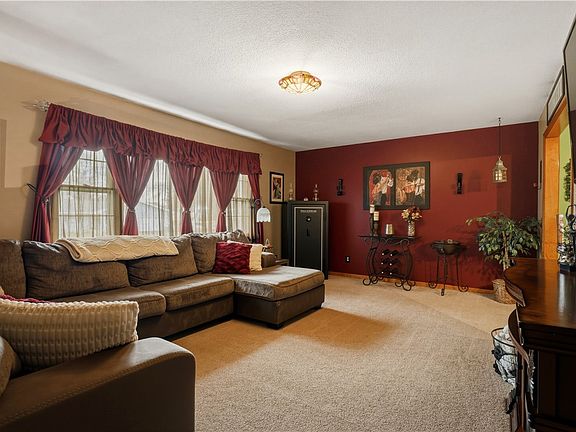3rd image of 236 Robin Rd