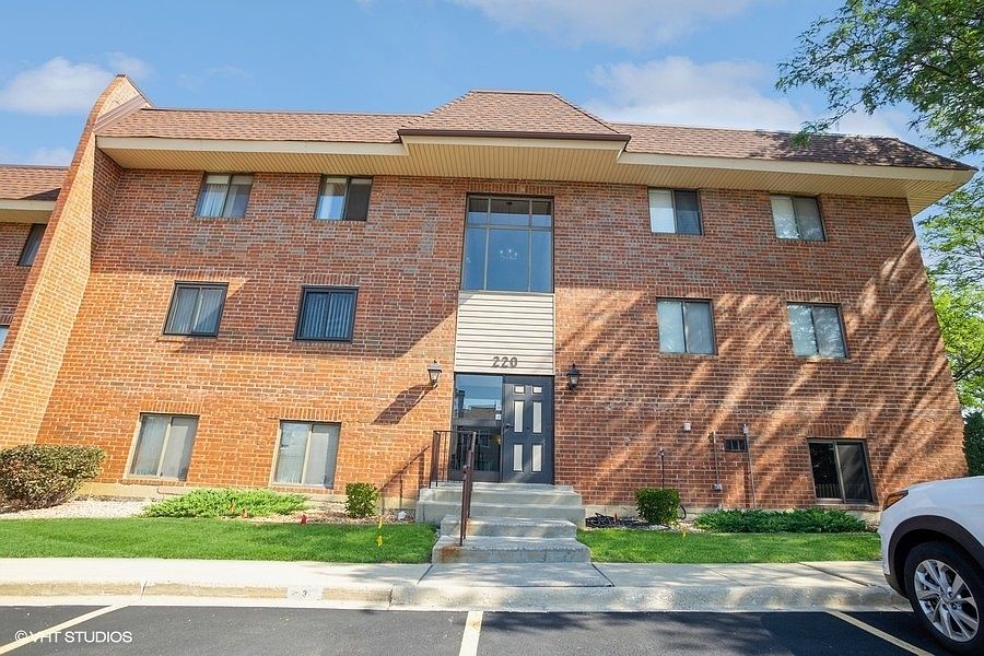 1st image of 220 E Fountainview Ln APT 1B