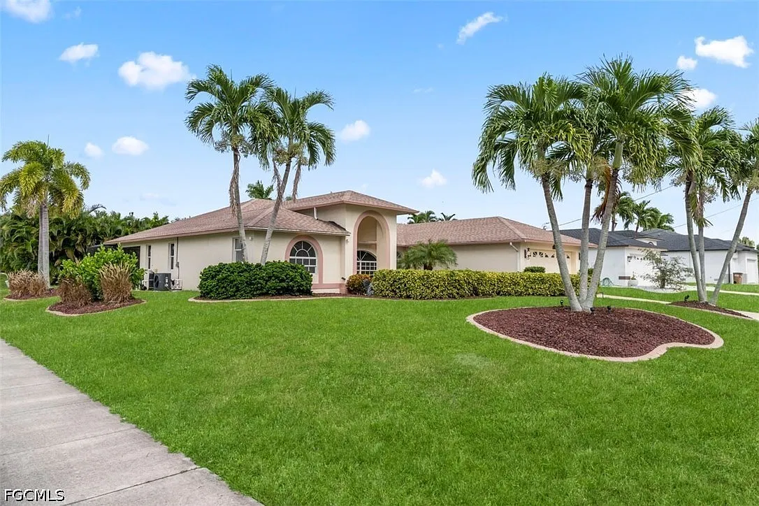 3 bed, 2.0 bath, 2052 sqft, $3,900 — Photo 2