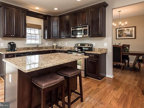 3rd image of 521 Saint Martins Ln