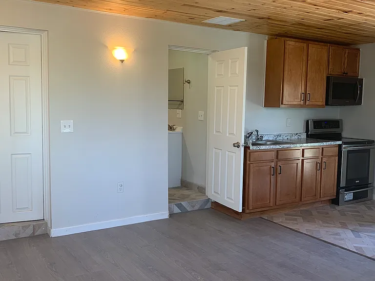 15895 S Golden Rd #B — Photo 14