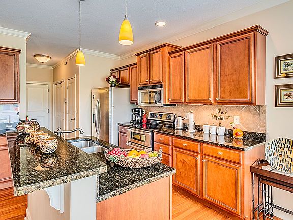 3rd image of 7512 Hampstead Hall Dr