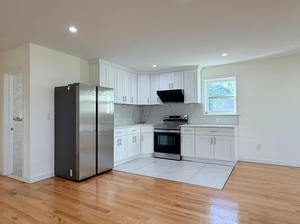 53-34 208th St #2F, Oakland Gardens, NY 11364