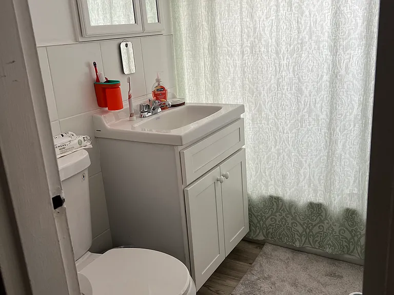 26 Middle Neck Rd #1C — Photo 4