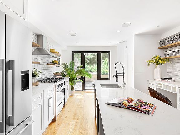 3rd image of 70A Somers St #Townhouse