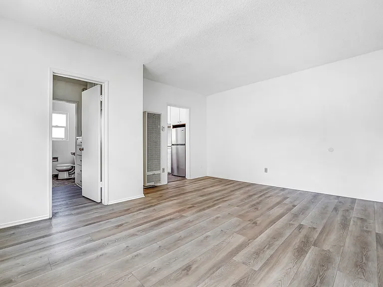 109 N Screenland Dr #E — Photo 5