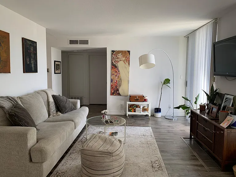 1751 S Bentley Ave #6 — Photo 2
