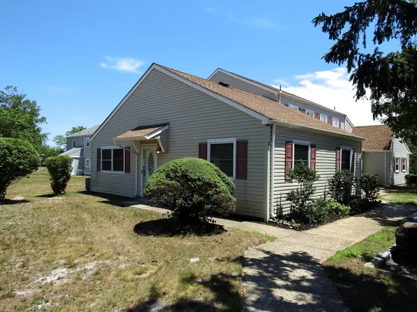 16 Chesapeake Ct, Barnegat, NJ 08005