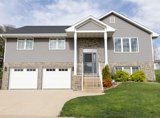 3369 Peach Tree Ln, Dubuque, IA 52002